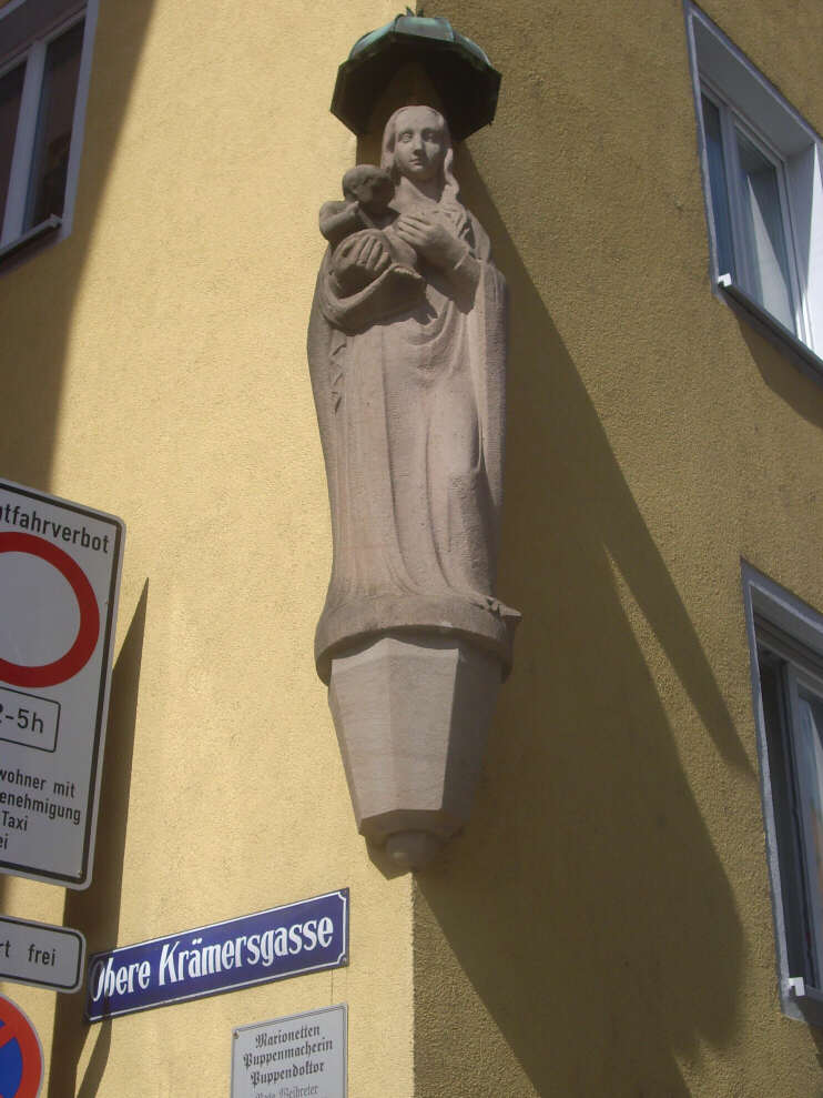 Madonnenfigur am Eckhaus Burgstraße / Obere Krämersgasse (September 2015)