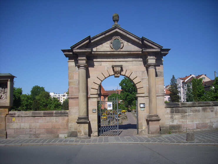 Johannisfriedhof - Eingangsportal (Mai 2013) [Weitere Friedhofseingänge siehe unter «AM JOHANNISFRIEDHOF»]