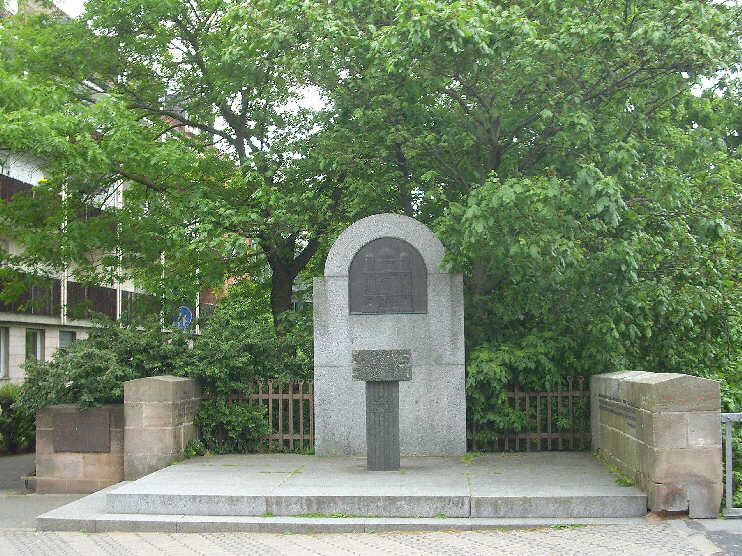 Leo-Katzenberger-Gedenktafel und Gedenkstein für die 1938 gesprengte Synagoge (Mai 2013)
