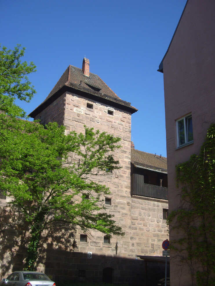 Blick von der Mittleren Kreuzgasse zum Turm «Grünes D» (Westtorzwinger) am Straßenzug «Westtormauer» (Mai 2013)