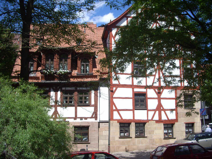 Fachwerkhäuser in der Oberen Kreuzgasse. Rechts Eckhaus Obere Kreuzgasse / Unschlittplatz (Juni 2013)