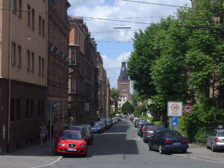 Blick von der Bucher Straße in die Wielandstraße zur Friedenskirche (St. Johannis) (Juni 2013)