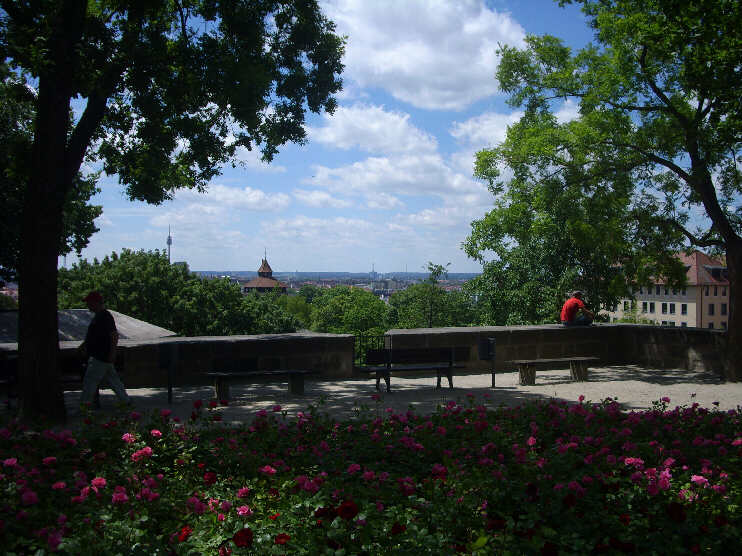 Von der Großen Burgbastei genießt man einen weiten Ausblick über die Nürnberger Stadt (Juni 2013)