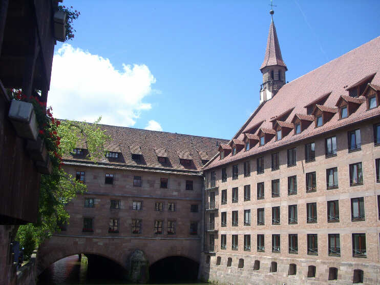 Nürnberg - Heiliggeistspital, Rückansicht, von der Spitalbrücke aus gesehen (Juni 2013)