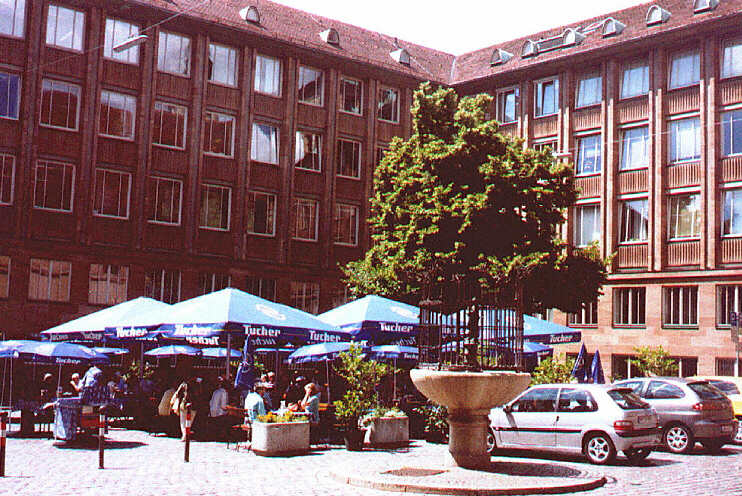 Rathausplatz mit «Bratwurst-Röslein»-Biergarten (Juni 2007)