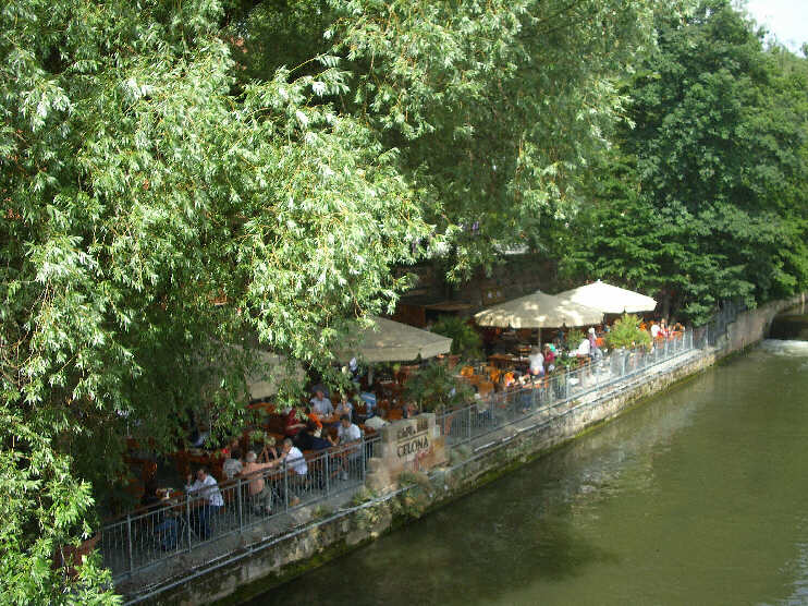 Blick von der Heubrücke auf den Cafégarten (Finca Bar Celona, Vordere Insel Schütt 4) und auf die Pegnitz (Juni 2013)