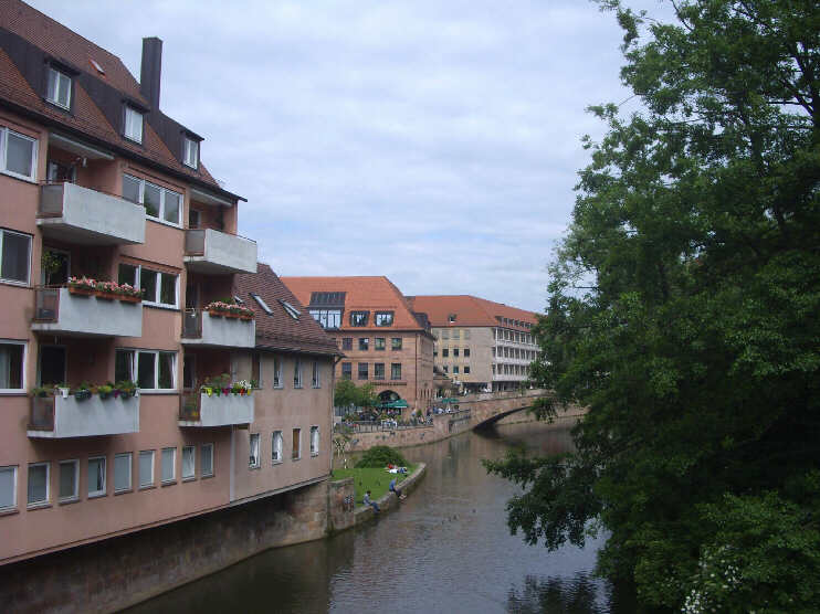 Blick von der südlichen Karlsbrücke auf die Pegnitz, Blickrichtung Fleischbrücke (Juni 2013)