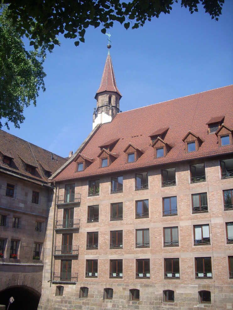 Blick vom Hof des Heiliggeist-Spitals aus die Rückseite des Hauptgebäudes (August 2013)
