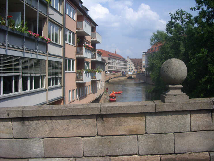 Blick von der südlichen Karlsbrücke auf die Pegnitz, Blickrichtung Fleischbrücke (Juli 2013)