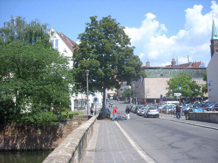 Blick von der Nördlichen Karlsbrücke auf die Karlstraße (Juni 2014)