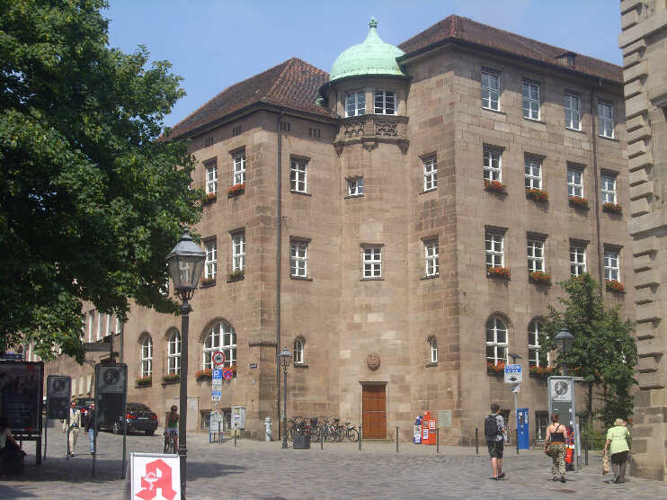 Ecke Rathausplatz, Theresienstraße (Juli 2013)