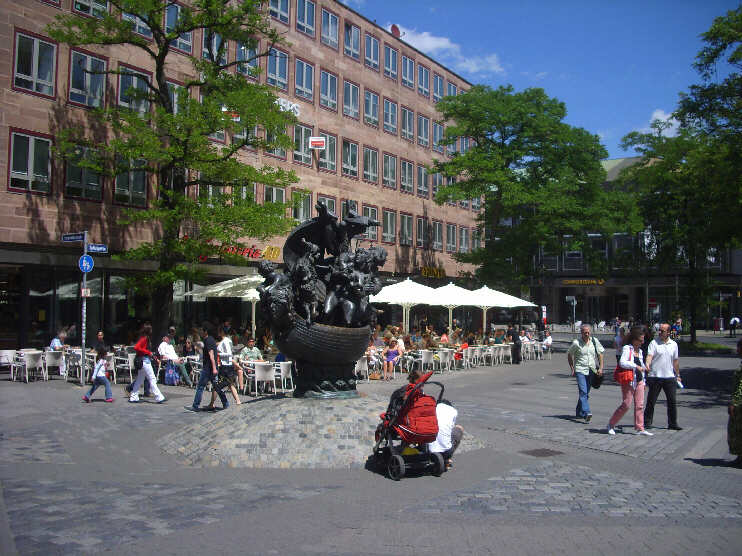 Ecke Plobenhofstraße / Spitalgasse mit Narrenschiff-Brunnen (Juni 2013)