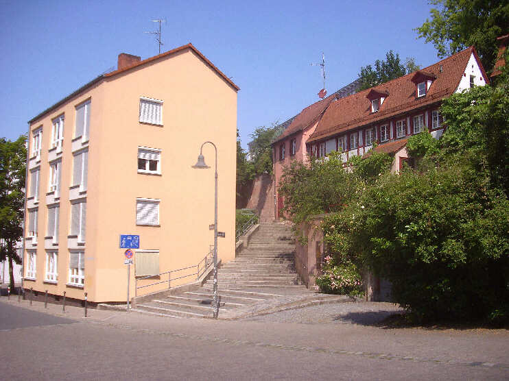 Die Riesenschritt-Treppe am nördlichen Ende der Hallerwiese führt uns zu den Hesperidengärten und zum Johannisfriedhof (Juli 2013)
