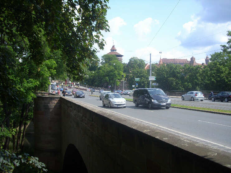 Hallertorbrücke, Blick zum Neutorturm und Kaiserburg (Juli 2013)