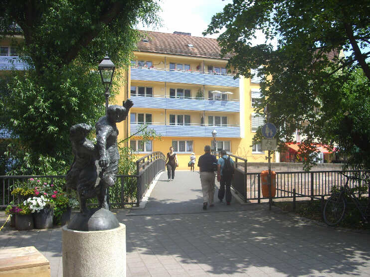 Bronzefigur "Tanzendes Bauernpaar" vor dem Schleifersteg (Juli 2013)