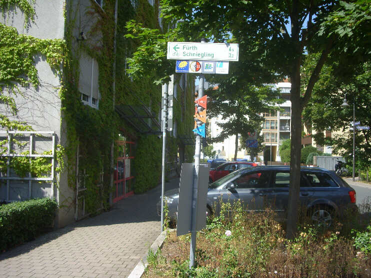 Großweidenmühlstraße: Kurz vor der Einmündung des Straßenzuges «Am Johannisfriedhof» zweigt der Fuß- und Radweg zu den Pegnitzauen ab (August 2013)
