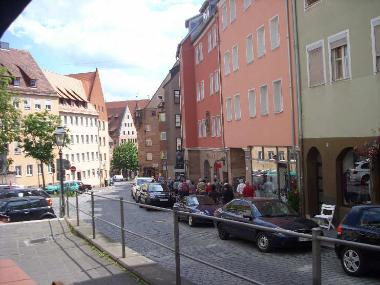 Blick von der Terrasse des Restaurants «Hütt'n» zur Bergstraße und zum Albrecht-Dürer-Platz (Juni 2012)