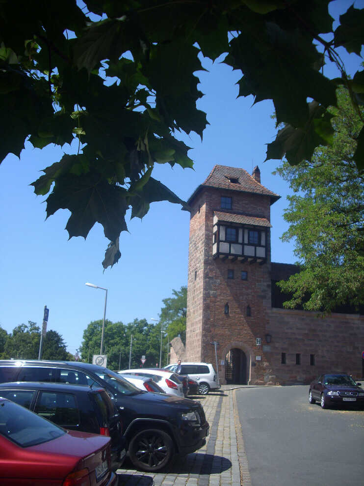 Am Hallertor: Beim Turm «Grünes H» beginnt der Straßenzug «Neutormauer». Das Tor im Turm ist der Eingang zum Heilpflanzengarten. (August 2013)