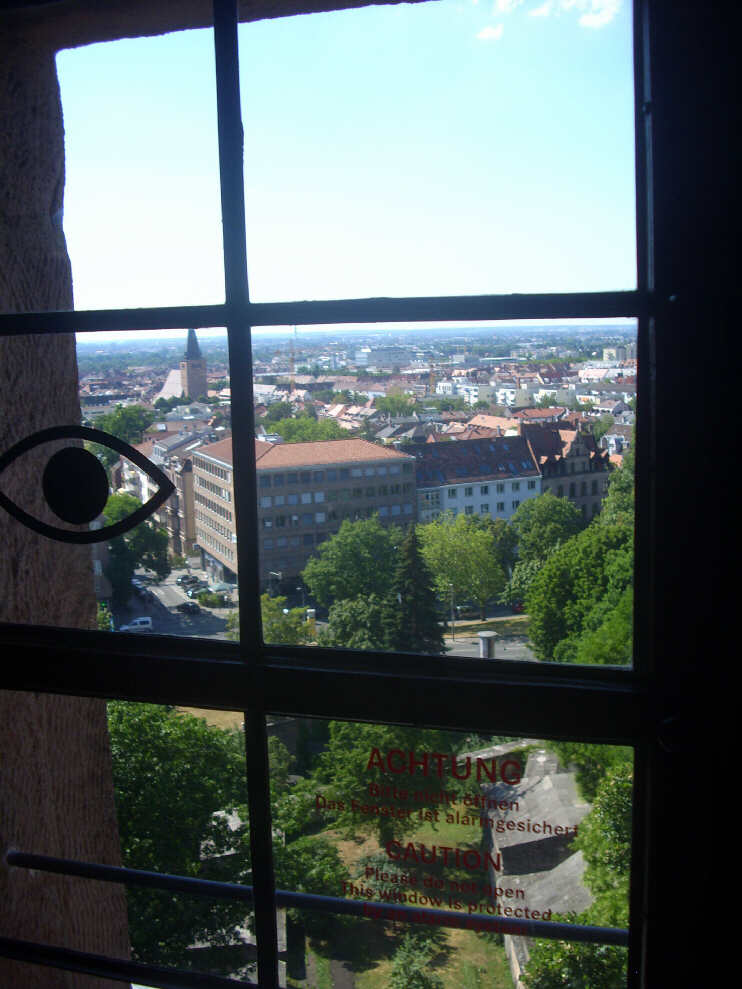 Blick vom Kaiserburgmuseum auf den Vestnertorgraben und auf den Stadtteil St. Johannis (August 2013)