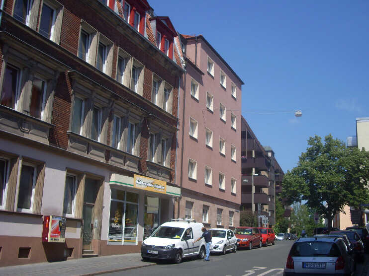 St.-Johannes-Mühlgasse, unmittelbar vor der Einmündung in die Burgschmietstraße (August 2013)