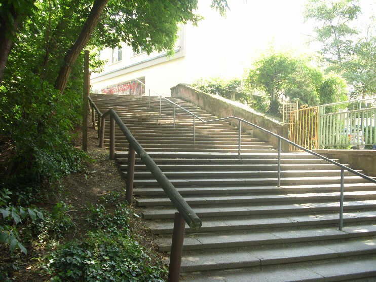 Eine steile Treppe führt vom Kontumazgarten hinauf zum Westtorgraben und zur Hallertorbrücke (Juni 2013)
