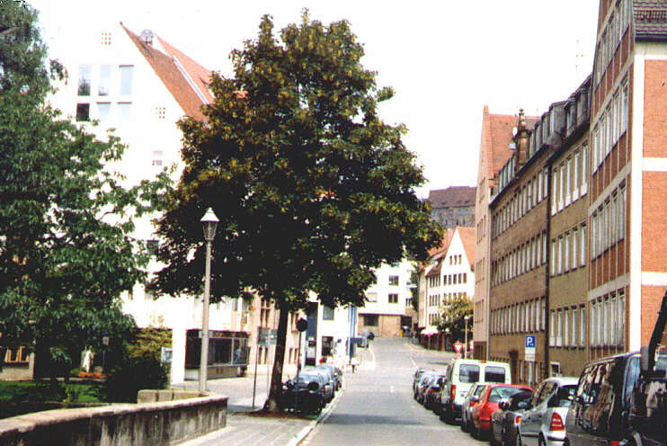Blick von der Nördlichen Karlsbrücke auf die Karlstraße. Die Häuser auf der rechten Straßenseite (Augustinerhof) wurden im Jahre 2008 abgerissen (Juli 2006)