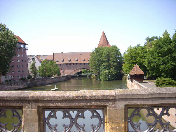Auf der Maxbrücke, Blickrichtung Kettensteg, Fronveste, Schlayerturm (etwa 2010)