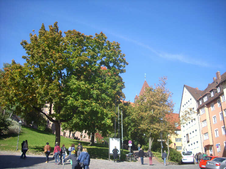 Grünanlage unterhalb der Burg, ganz rechts die Burgstraße (Oktober 2013)