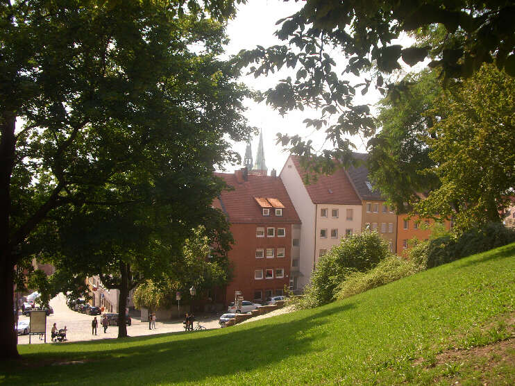 Blick von der Grünanlage unterhalb der Burg auf die Burgstraße und auf das Sträßchen «Am Ölberg»