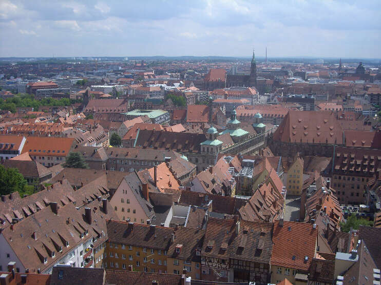 Blick vom Sinwellturm auf Altes Rathaus, St. Lorenz (Juli 2014)