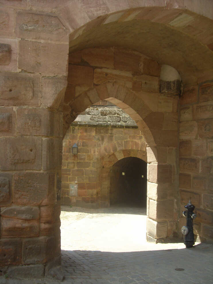 Burggrafenburg: Hinter dem ersten Tor ist ein kleiner Innenhof, am zweiten Tor beginnt der Durchgang zur Vestnertorbrücke (Juni 2014)