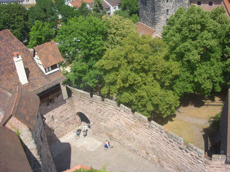 Blick vom Sinwellturm auf das Burggrafenburg und den Aufgang zur Freiung (Juli 2014)
