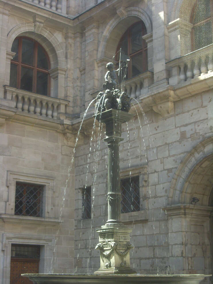 Putten- oder Rathausbrunnen im Rathausinnenhof (Mai 2015)