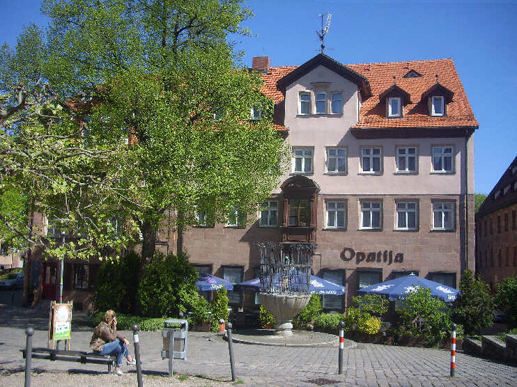 Merian Hotel (jetzt Hotel Hauser) / Restaurant Opatija und Dudelsackpfeiferbrunnen (April 2014)