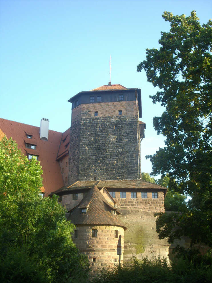 Fünfeckturm und Streichwehr vom Vestnertorgraben aus gesehen (Juni 2014)