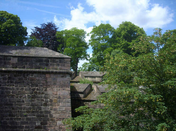 Blick vom Vestnertorgraben auf die Wehrmauern und die Große Burgbastei (August 2013)