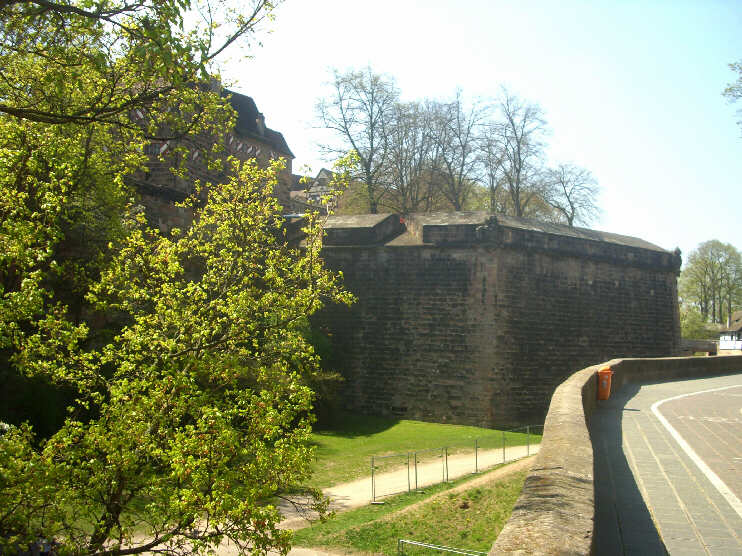 Blick vom Vestnertorgraben hinauf zur Vestnertorbastei und hinunter zum Burggraben (April 2015) [Siehe auch unter «Vestnertor» und «Burgbasteien»] 