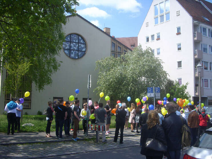 Vor der Neuapostolischem Kirche, Karlstraße 3 (Mai 2016)