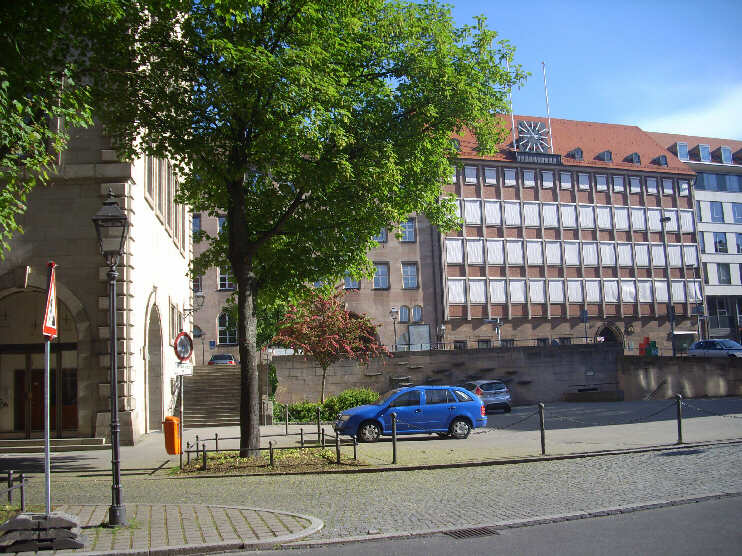 Fünferplatz hinterm Alten Rathaus, Blickrichtung Theresienstraße (Mai 2013)