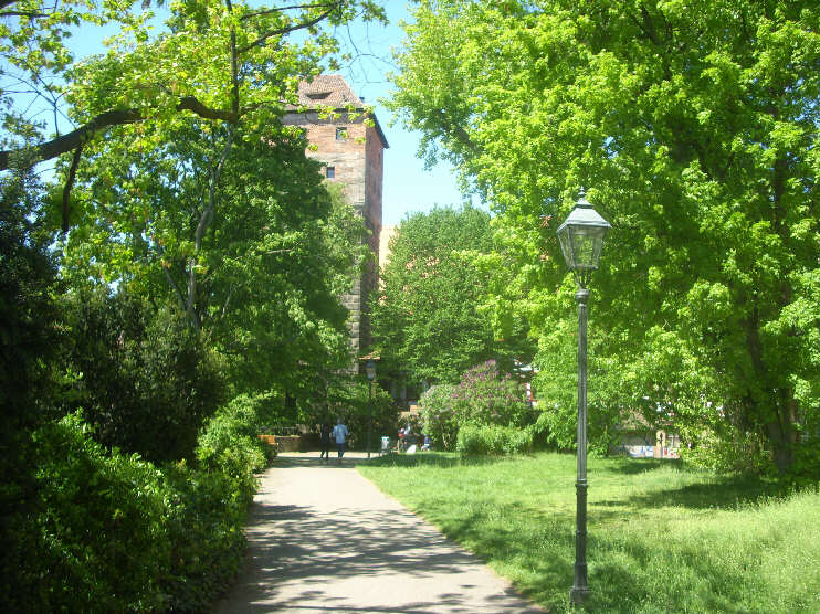 Blick von der Parkanlage zum Wasserturm (Mai 2016)