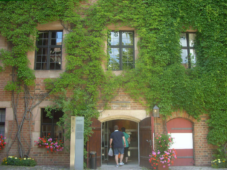 Kaiserburg-Innenhof: Eingang zum Kassenbereich (Juni 2016)