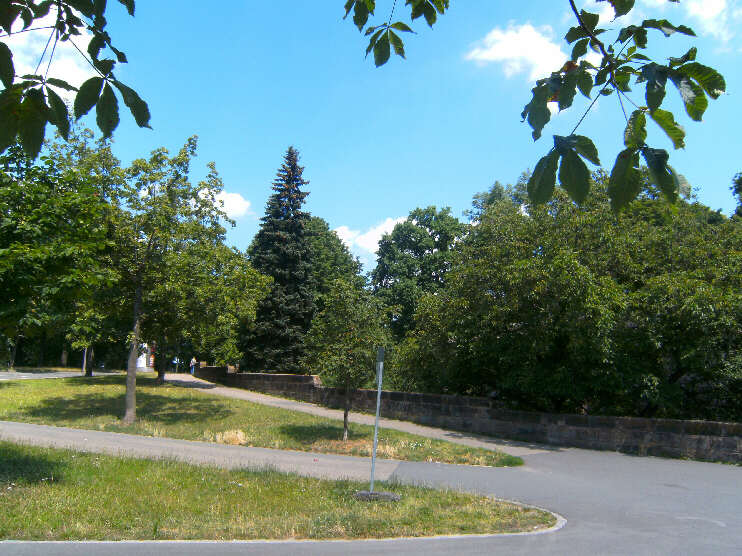 Parkanlage hinter dem Tiergärtnertor, Blickrichtung Vestnertorgraben (Juni 2016)