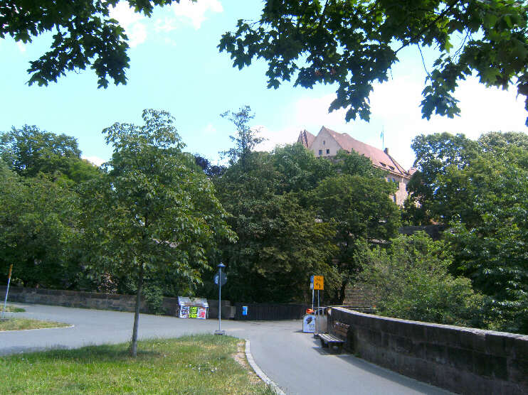 Blick von der Tiergärtnertorbrücke auf die Kaiserburg (Juli 2016)