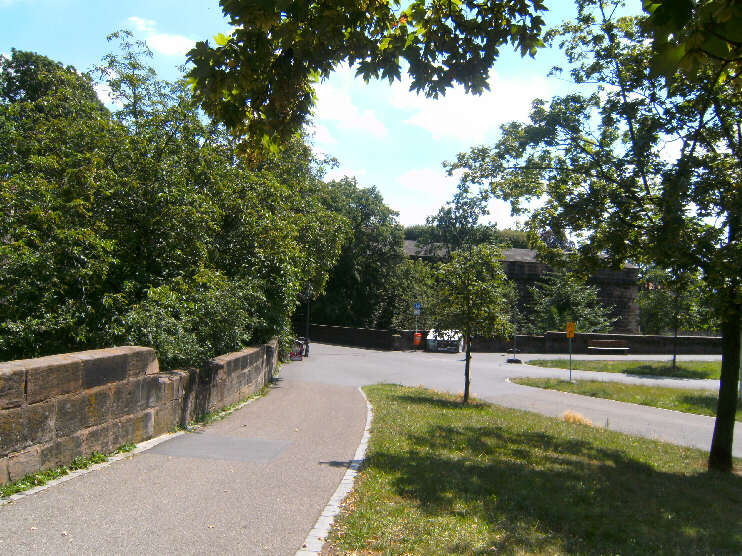 Parkanlage bei der Tiergärtnertorbrücke (Juli 2016)
