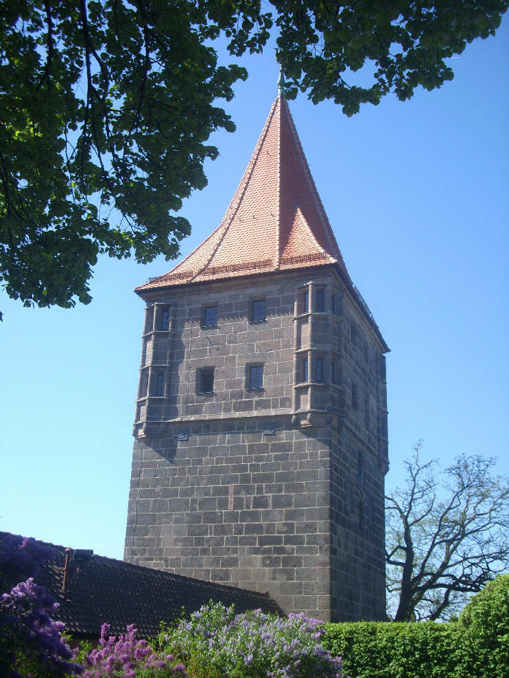 Tiergärtnertorturm vom Burggarten aus gesehen (Juli 2016)