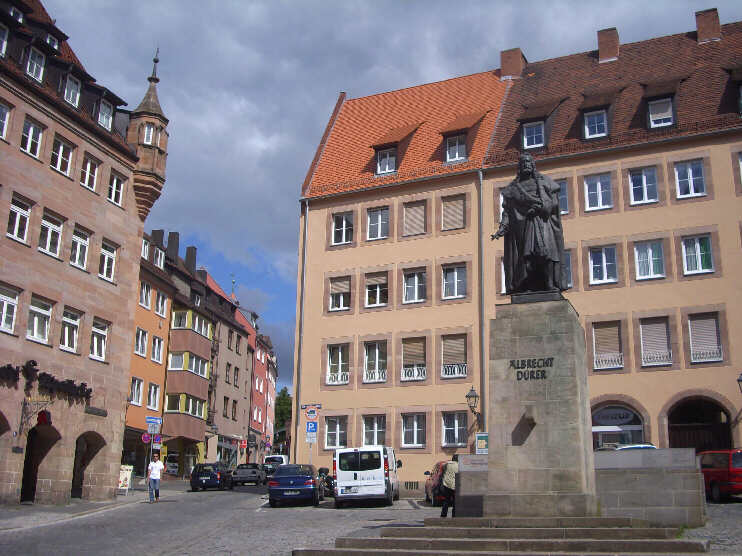 Albrecht-Dürer-Platz mit Albrecht-Dürer-Denkmal, Blickrichtung Bergstraße (Juli 2012)