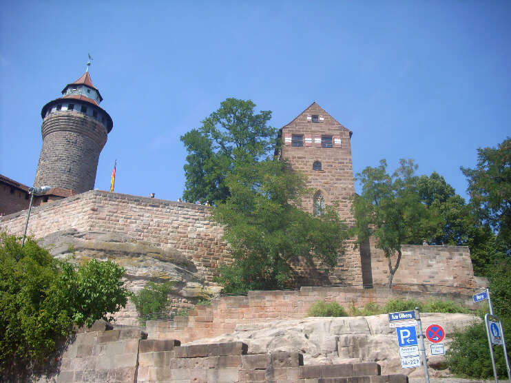 Blick vom Sträßchen «Am Ölberg» hinauf zur Burg: Sinwellturm [Kaiserburg], Burgfreiung & Walburgiskapelle [Burggrafenveste] (August 2013)