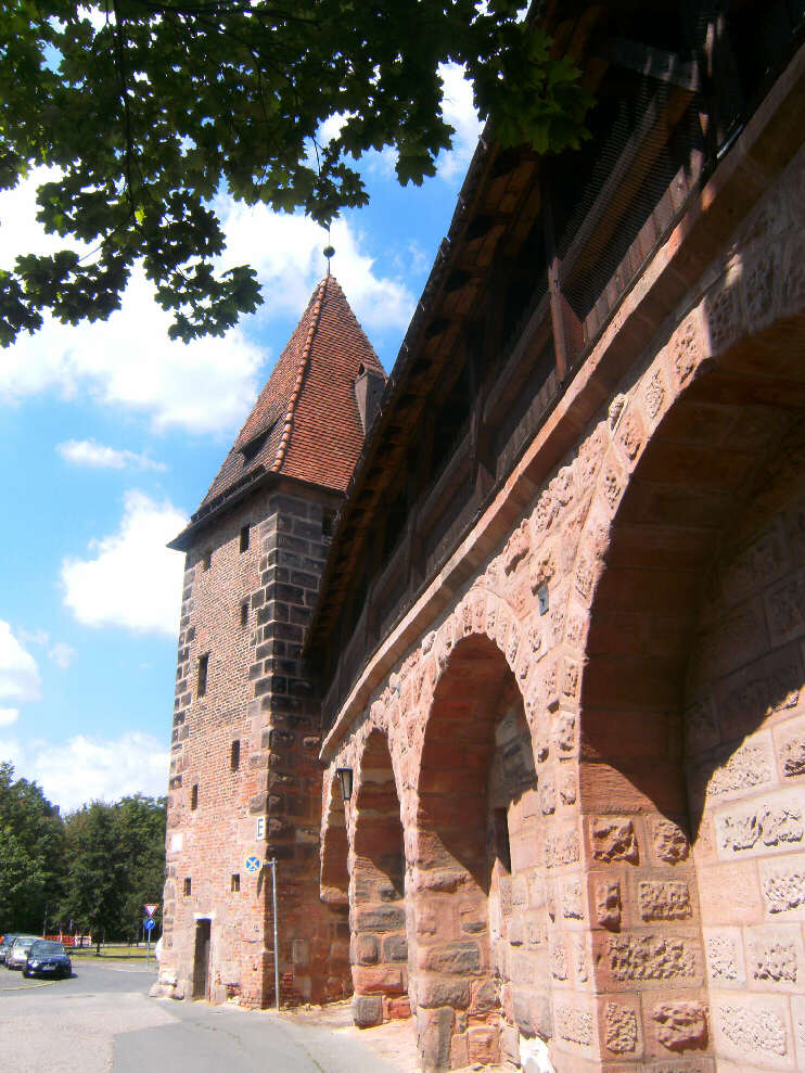 Blick von der Maxtormauer zum Maxtor und zum Turm «Schwarzes E»  (Juli 2017)