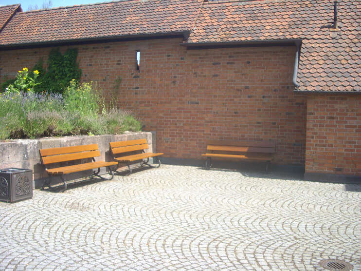 Sitzplatzecke unterhalb des Heilpflanzengartens (Juni 2017)