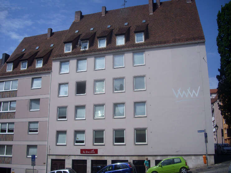 Eckhaus: Burgstraße/Obere Schmiedgasse: Bis 1945 stand hier das Wohngebäude des Goldschmiedes Albrecht Dürer d. Ä., in dem sein Sohn, der berühmte Maler von 1475 bis 1509 wohnte.(Juli 2017)